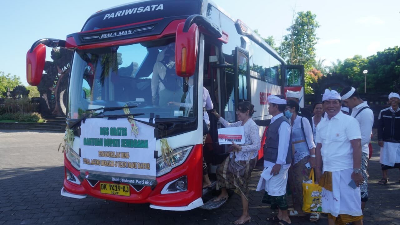 Bus Gratis untuk Pemedek, Cara Baru Bupati Jembrana Uji Program dari Kantong Pribadi