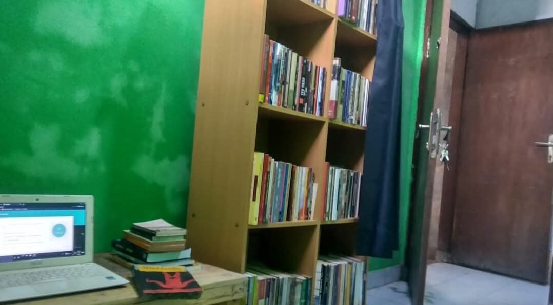 Kamar dan ruang kerja Angga Wijaya, tempat ia menulis dan terus berkarya. (Foto: Dok. Pribadi)
