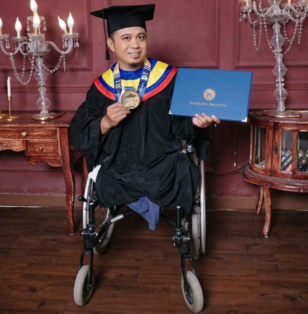 Doktor Difabel Cum Laude di UNAIR, Kisah Dr Rozi Jadi Sorotan